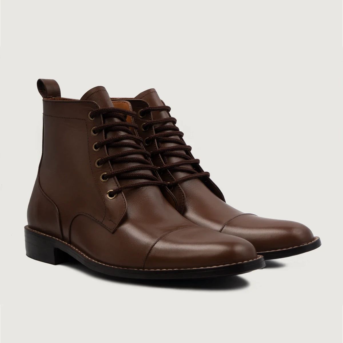 Knight Derby بني أحذية بوت جلدية رجالي For Men in Brown Full-Grain Leather - عرض جانبي | شراء أونلاين عبر المتجر الرسمي