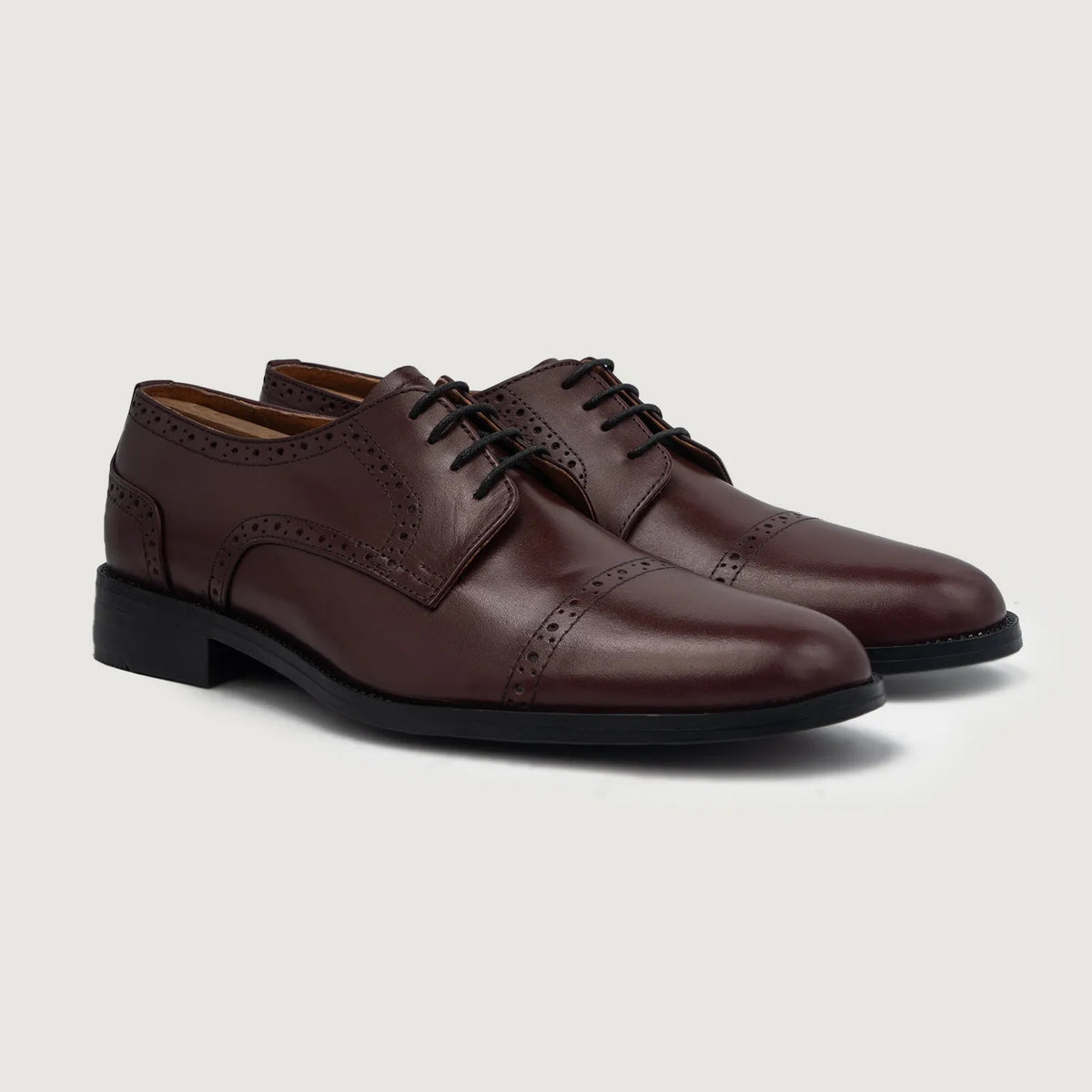 Dirk Brogues Derby عنابي أحذية جلدية كلاسيكية رجالي For Men in Maroon Full-Grain Leather - عرض جانبي | شراء أونلاين عبر المتجر الرسمي