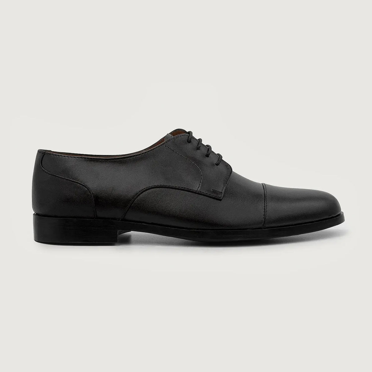 Black Full-Grain leather Shoes - بناء غوديير ويلت المتين وتفاصيل مقدمة الحذاء