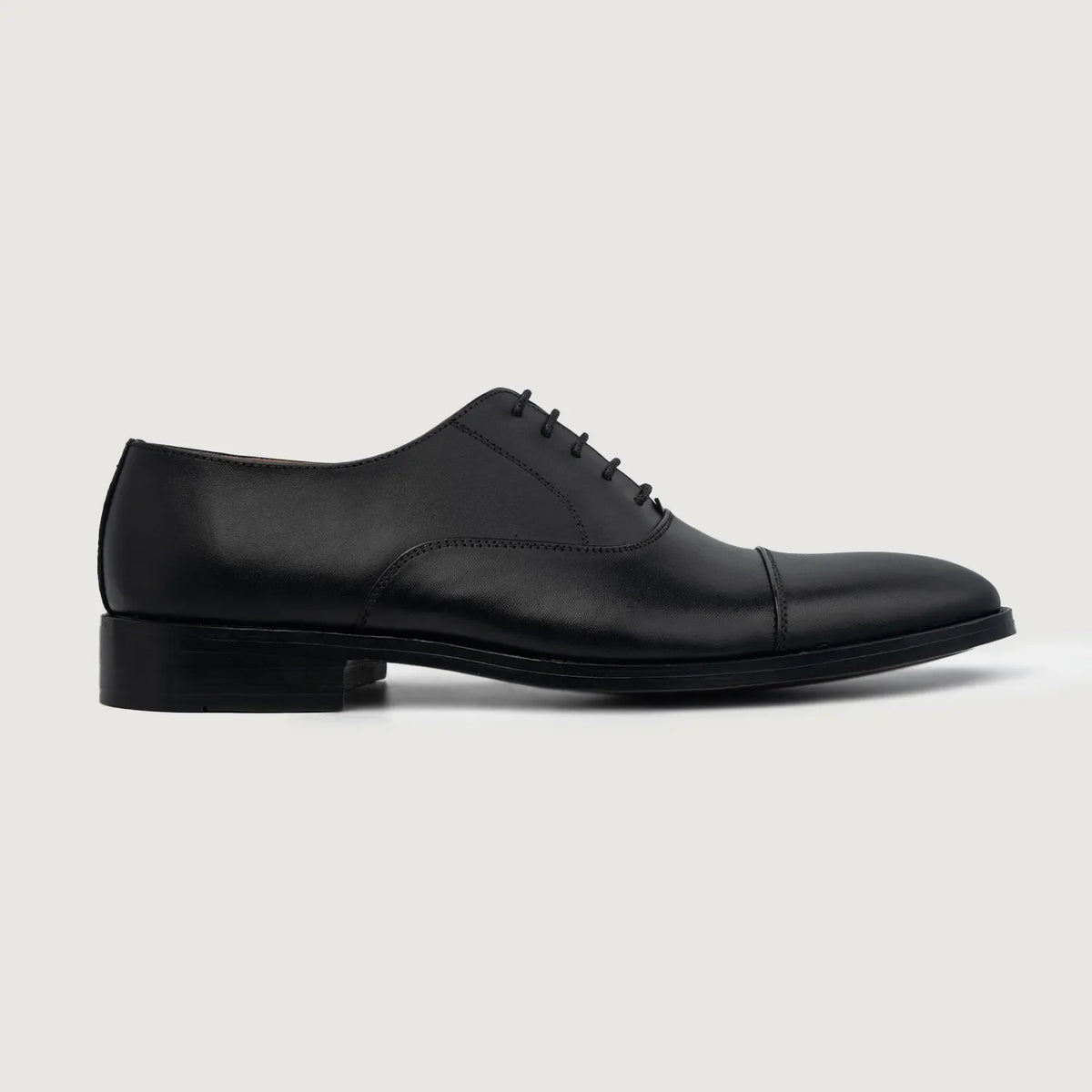 Black Full-Grain leather Shoes - بناء غوديير ويلت المتين وتفاصيل مقدمة الحذاء