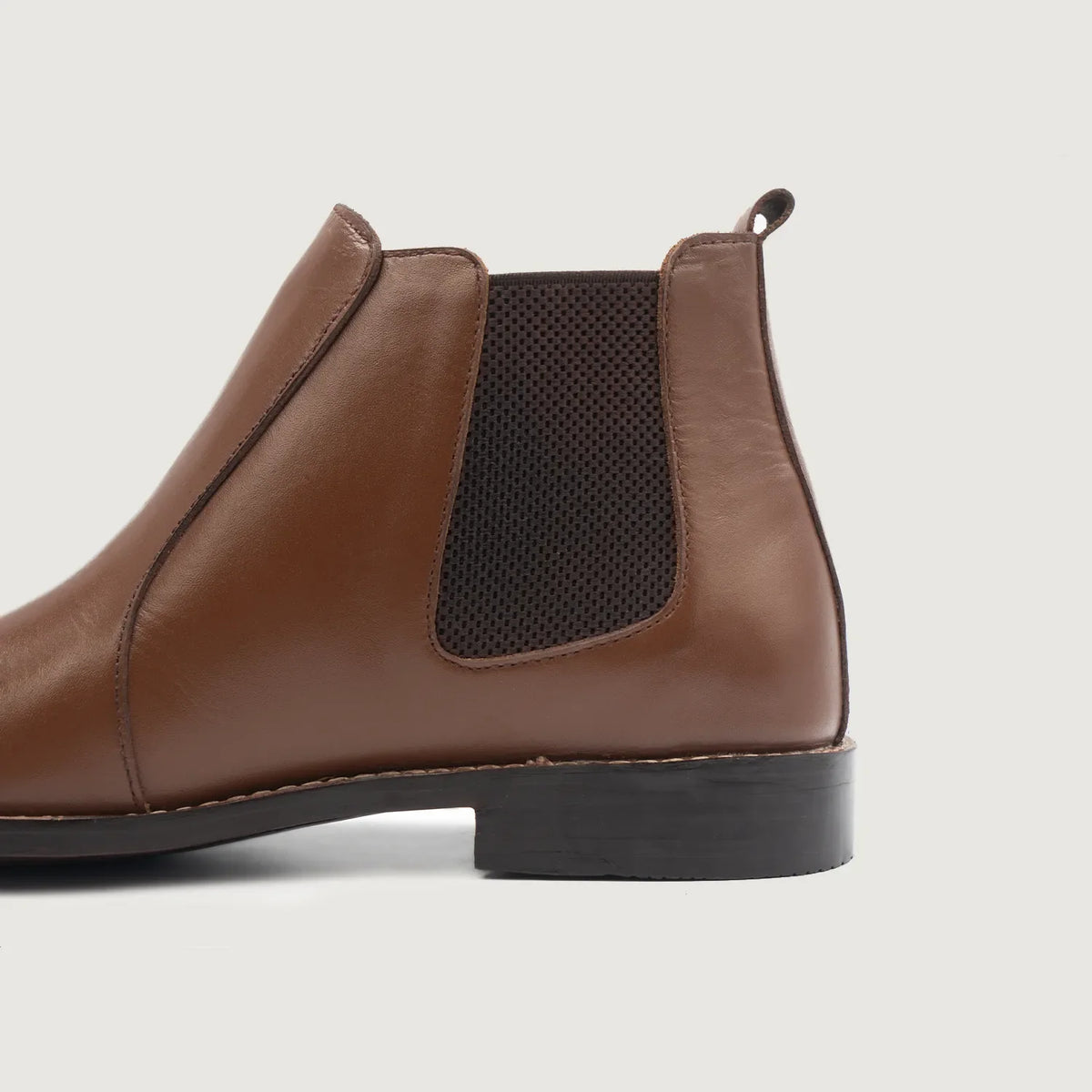 High-Traction Rubber Outsole & Lug Tread Pattern on Clarkson Chelsea بني أحذية بوت جلدية رجالي For Men