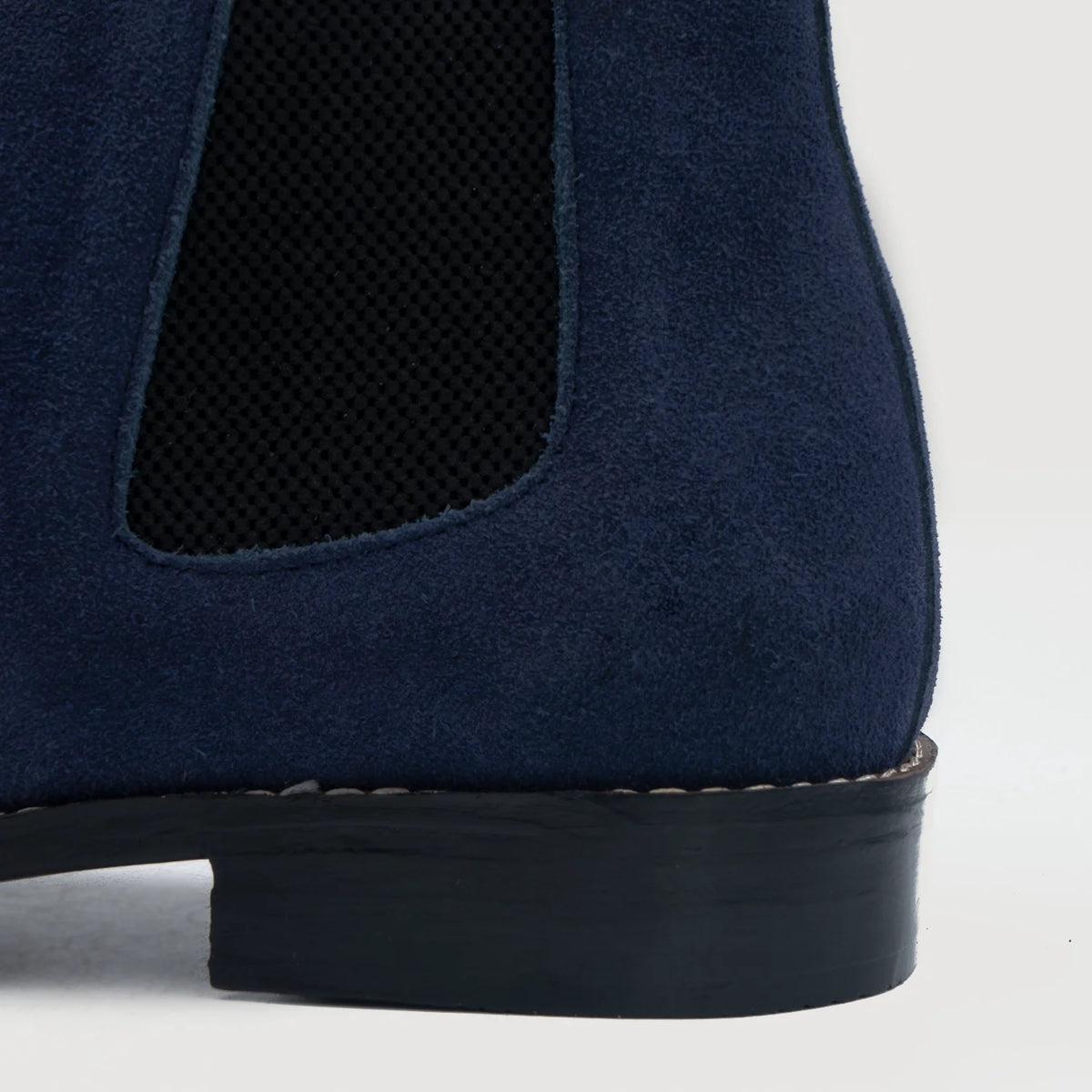 High-Traction Rubber Outsole & Lug Tread Pattern on Clarkson Chelsea Midnight أزرق Suede أحذية بوت جلدية رجالي For Men