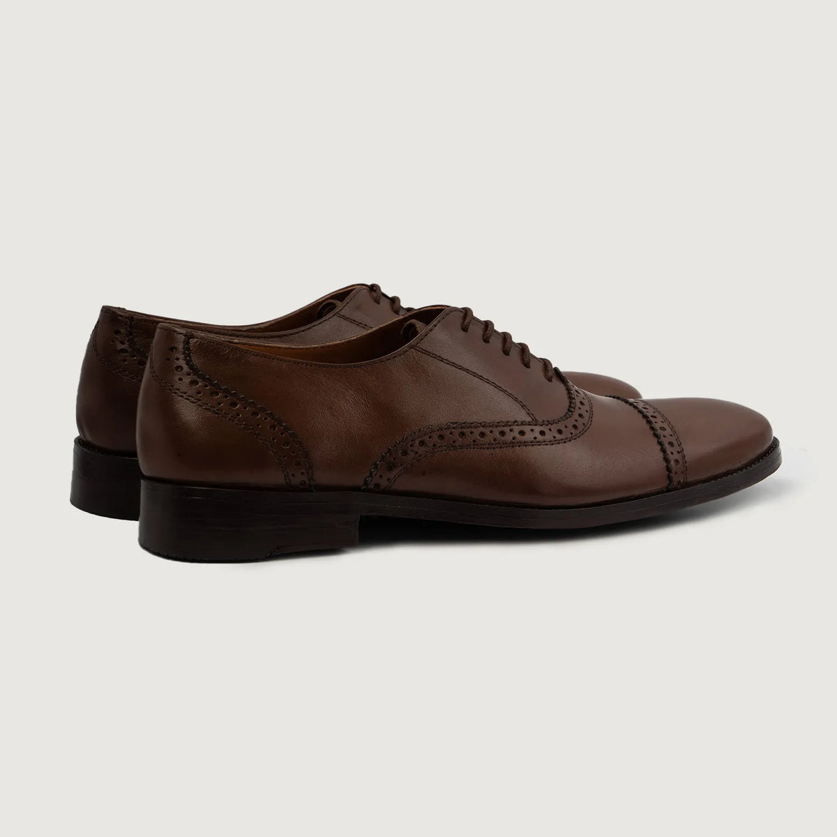 High-Traction Rubber Outsole & Lug Tread Pattern on Greyson Brogues Oxford بني أحذية جلدية كلاسيكية رجالي For Men