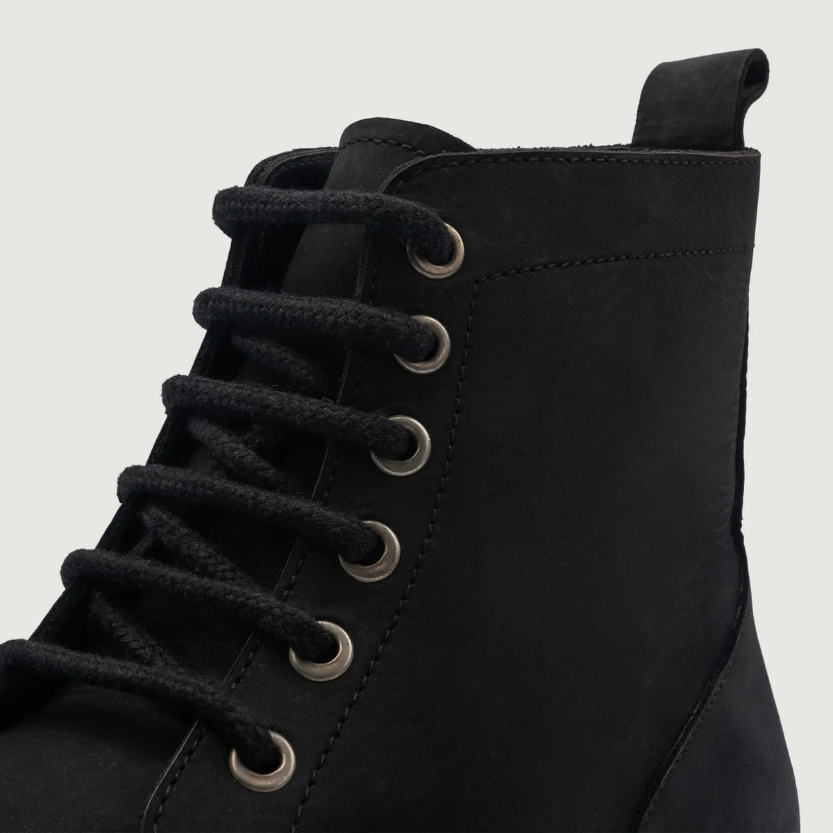 High-Traction Rubber Outsole & Lug Tread Pattern on Knight Derby أسود Nubuck أحذية بوت جلدية رجالي For Men