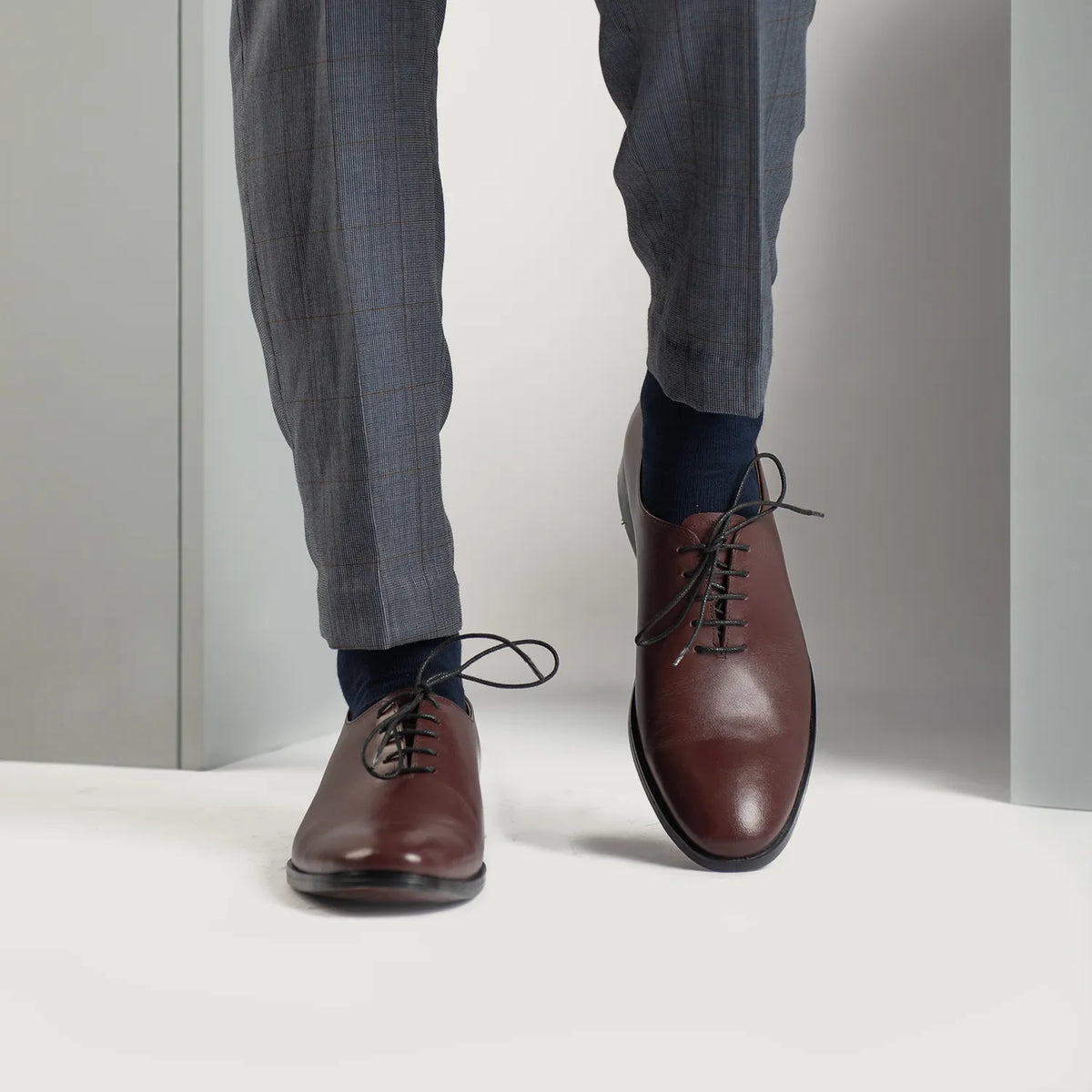 Tailored Rib Cuffs & Hem Craftsmanship Construction Detail on Director Wholecut عنابي أحذية جلدية كلاسيكية رجالي For Men