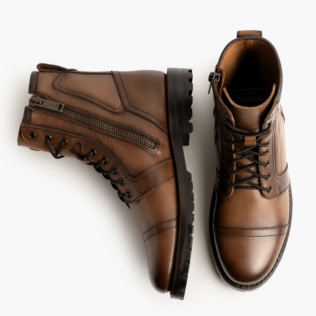 تفاصيل مقربة of Classic Collar & Heavy-Duty Zipper Hardware on Casa Moto Amber Wheat أحذية بوت جلدية رجالي