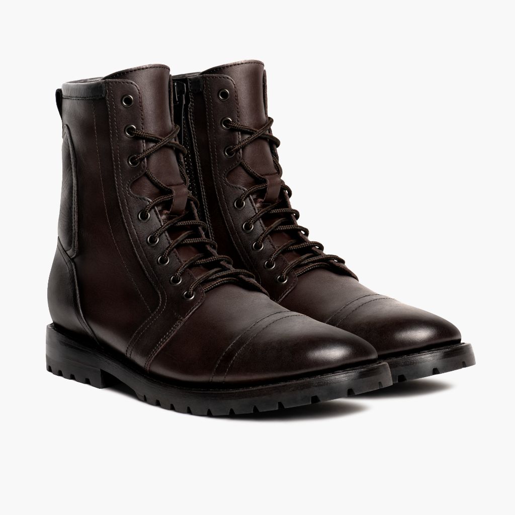 Casa Moto Old English أحذية بوت جلدية رجالي in Classic Full-Grain Leather - عرض أمامي وقَصّة مفصلة أنيقة | شراء أونلاين عبر المتجر الرسمي