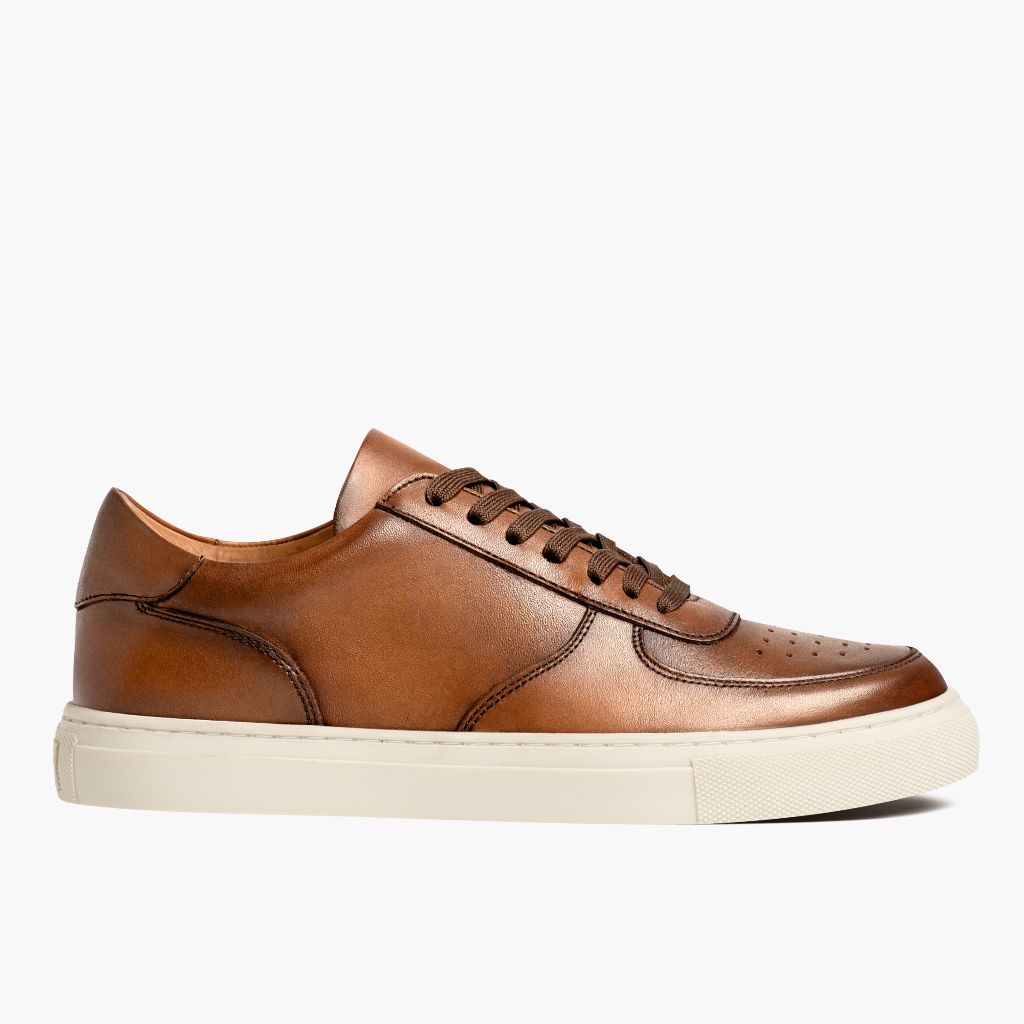 White Full-Grain leather Sneakers - بناء غوديير ويلت المتين وتفاصيل مقدمة الحذاء