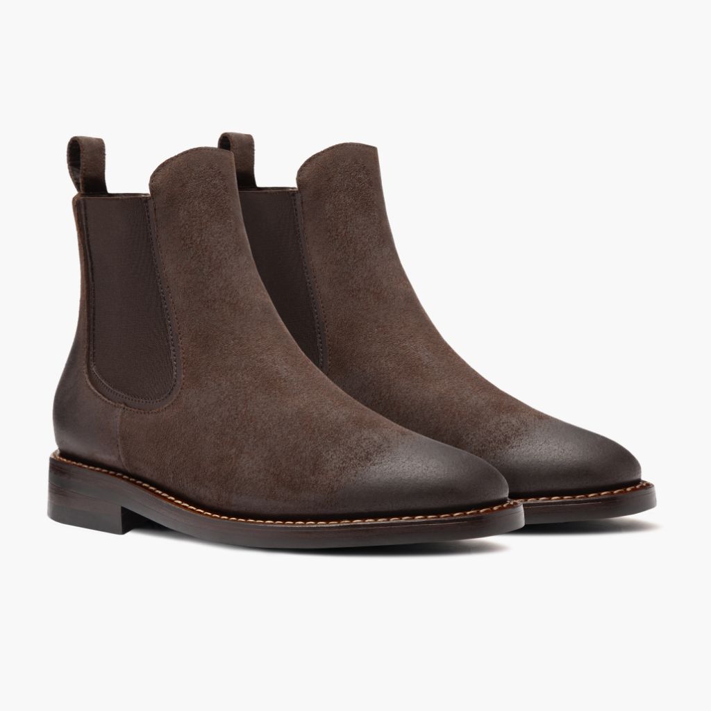 Duke Chocolate Suede أحذية بوت جلدية رجالي in Chocolate Goatskin Suede - عرض جانبي | شراء أونلاين عبر المتجر الرسمي