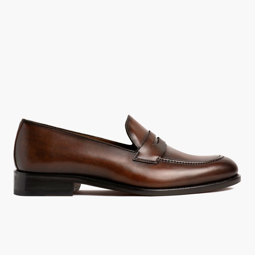 Classic Full-Grain leather Sneakers - بناء غوديير ويلت المتين وتفاصيل مقدمة الحذاء