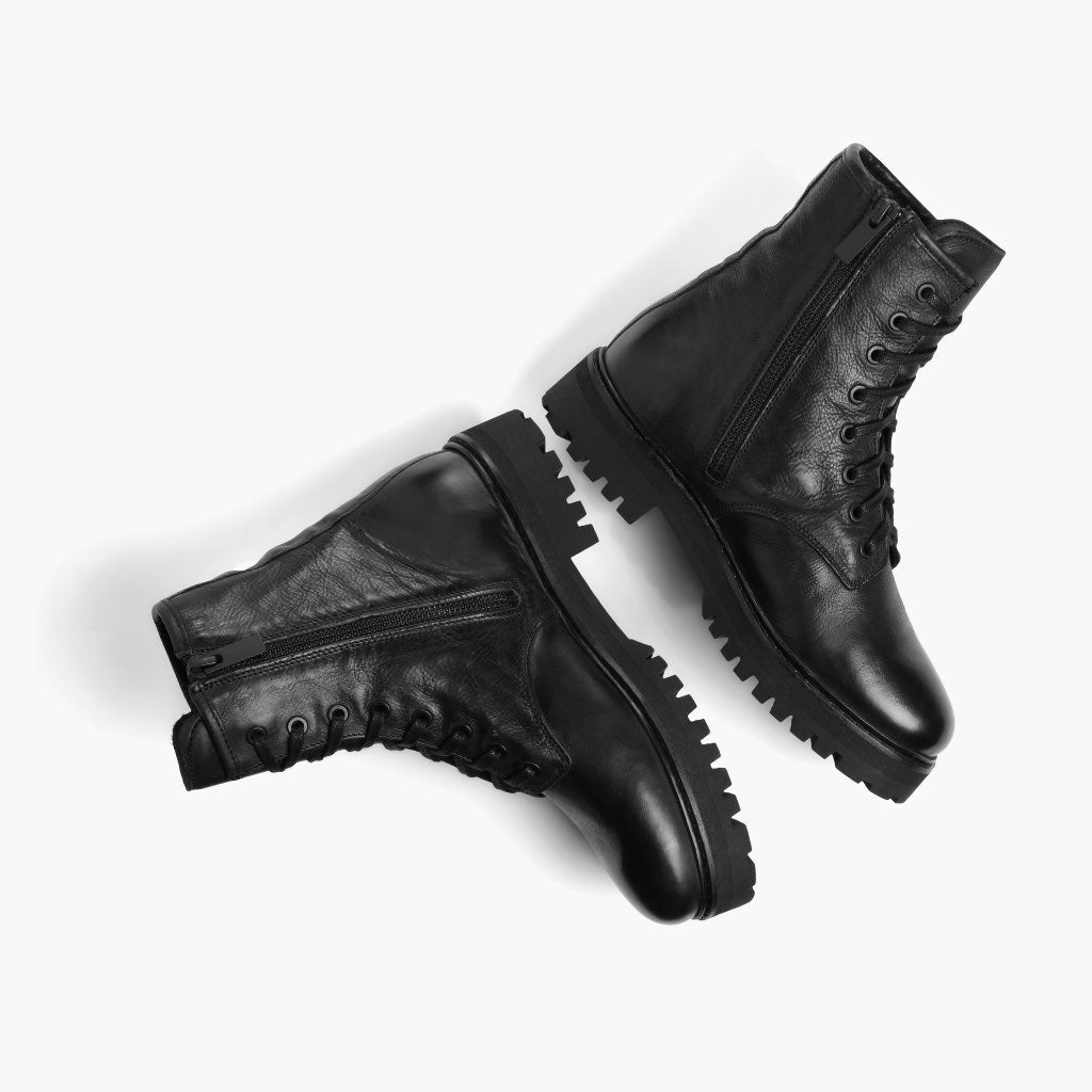 High-Traction Rubber Outsole & Lug Tread Pattern on Combat أسود أحذية بوت جلدية نسائي