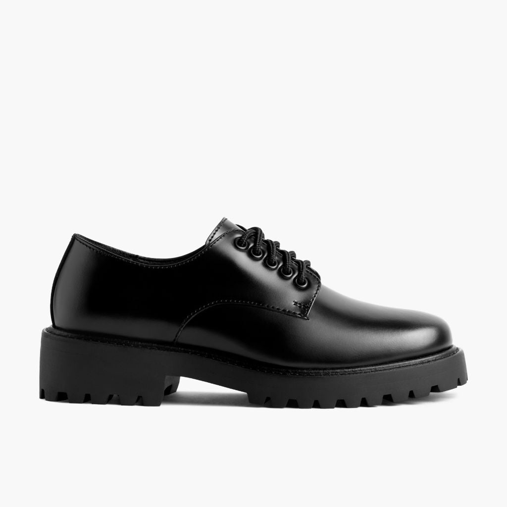 Black Full-Grain leather Sneakers - بناء غوديير ويلت المتين وتفاصيل مقدمة الحذاء