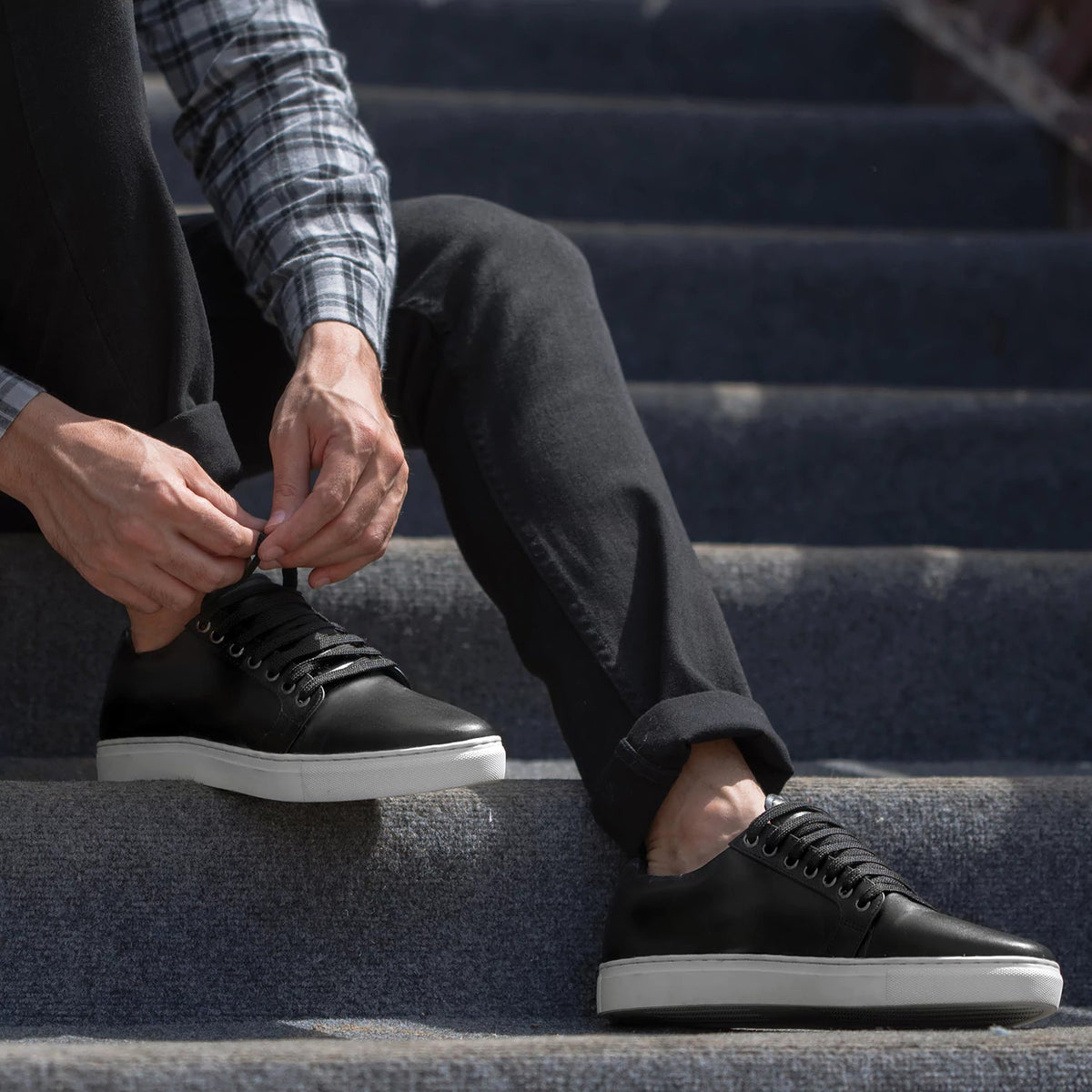 High-Traction Rubber Outsole & Lug Tread Pattern on Murphy Low Top أسود سنيكرز جلدي كاجوال رجالي