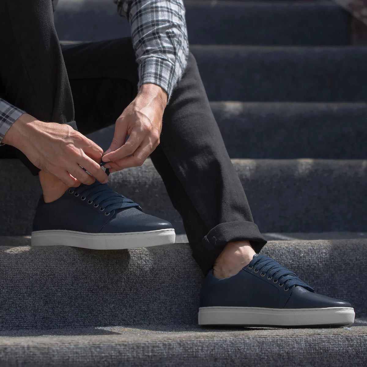 High-Traction Rubber Outsole & Lug Tread Pattern on Murphy Low Top Midnight أزرق سنيكرز جلدي كاجوال رجالي