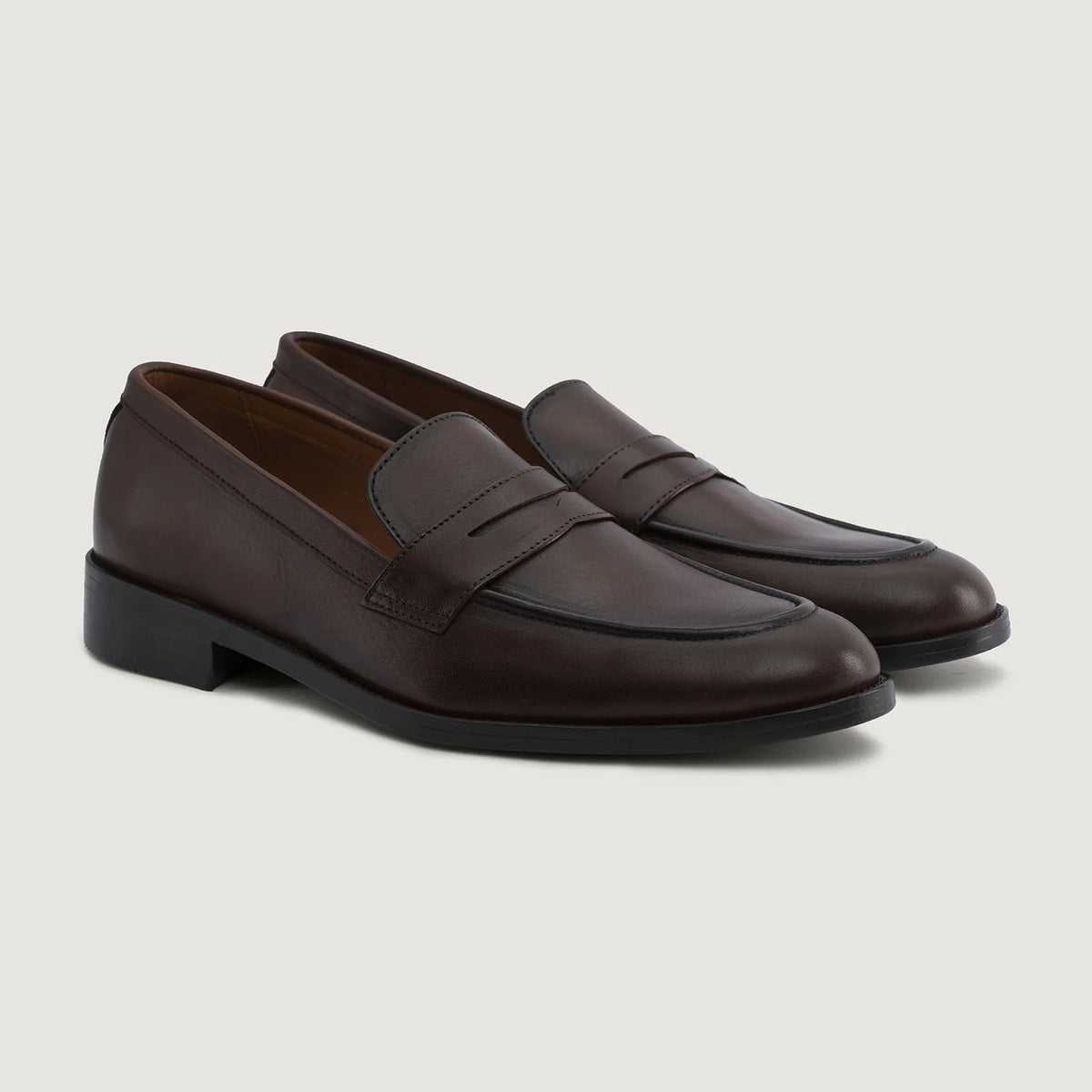 Baxton Burnished بني أحذية لوفر جلدية بدون كعب رجالي For Men in Burnished Brown Full-Grain Leather - عرض جانبي | شراء أونلاين عبر المتجر الرسمي