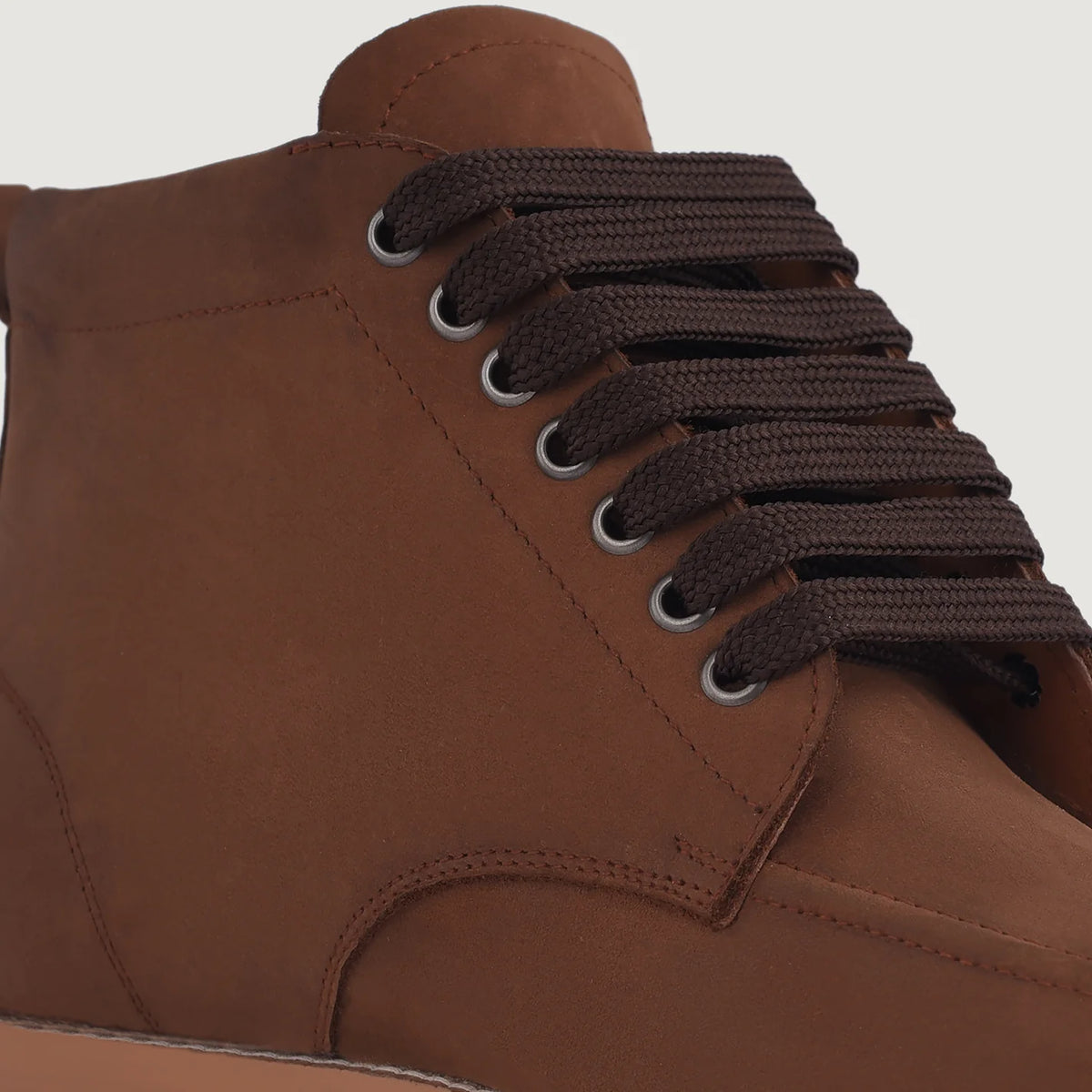 High-Traction Rubber Outsole & Lug Tread Pattern on Bearman Moc Toe Pull-up بني أحذية بوت جلدية رجالي