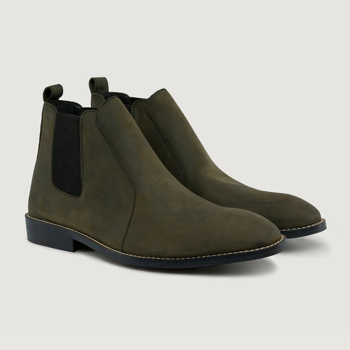 Clarkson Chelsea Olive Pullup أحذية بوت جلدية - StudGuard رجالي in Olive Full-Grain Leather - عرض جانبي | شراء أونلاين عبر المتجر الرسمي