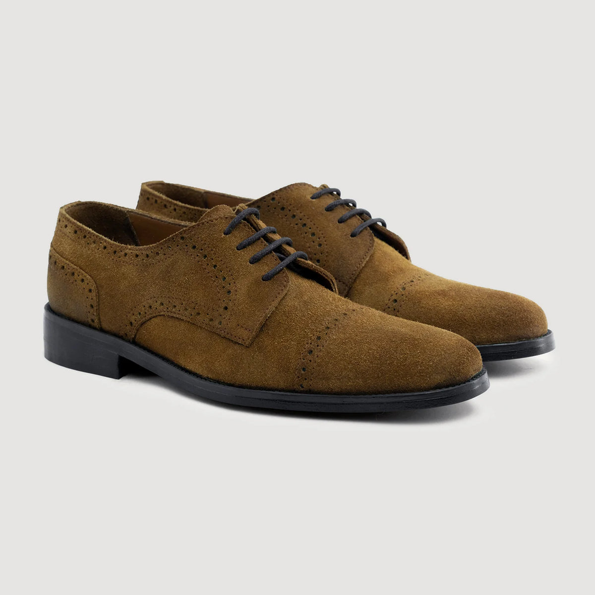 Dirk Brogues Derby Brown Suede Leather Shoes StudGuard For Men in Brown Goatskin Suede - عرض جانبي | شراء أونلاين عبر المتجر الرسمي