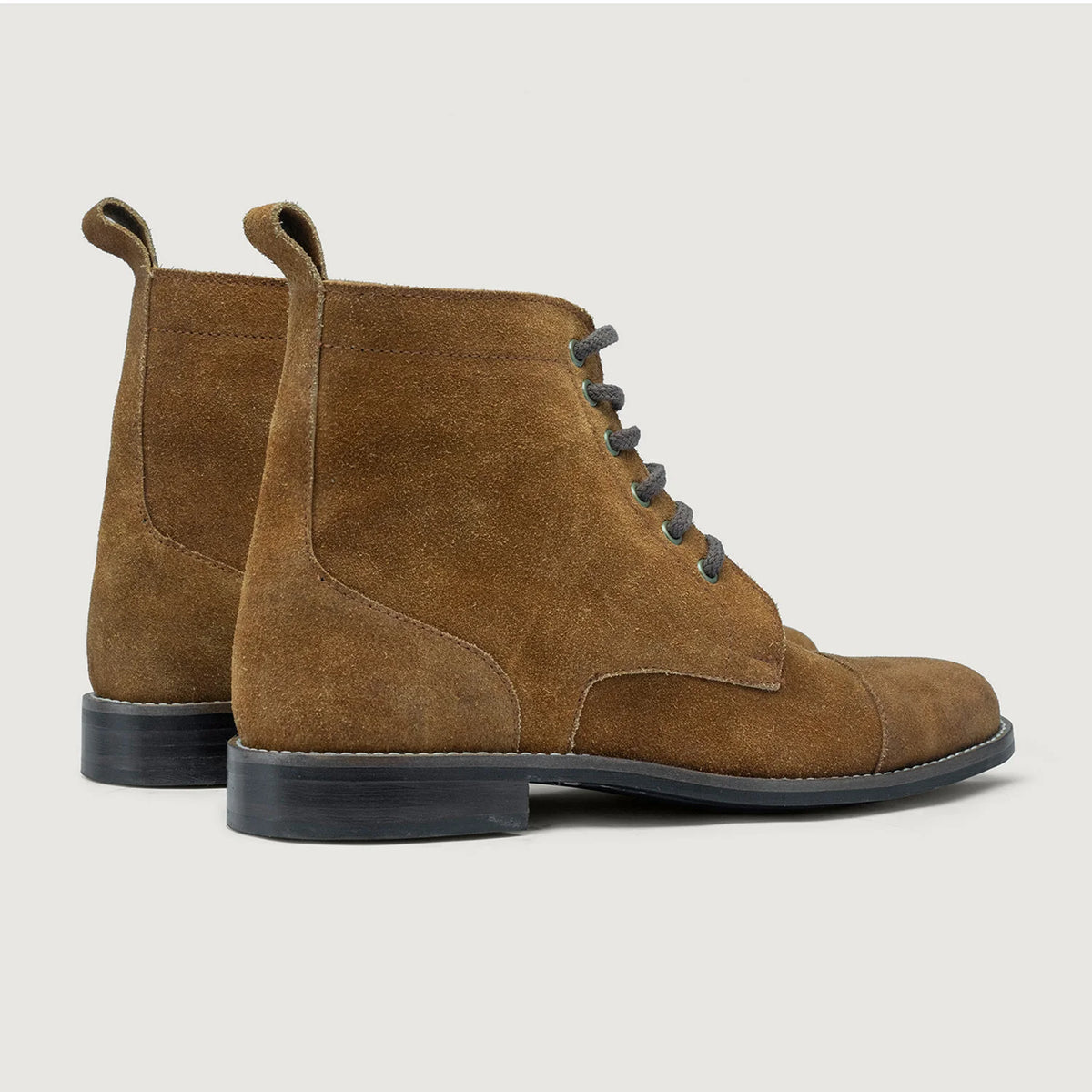 High-Traction Rubber Outsole & Lug Tread Pattern on Knight Derby بني Suede أحذية بوت جلدية - StudGuard رجالي