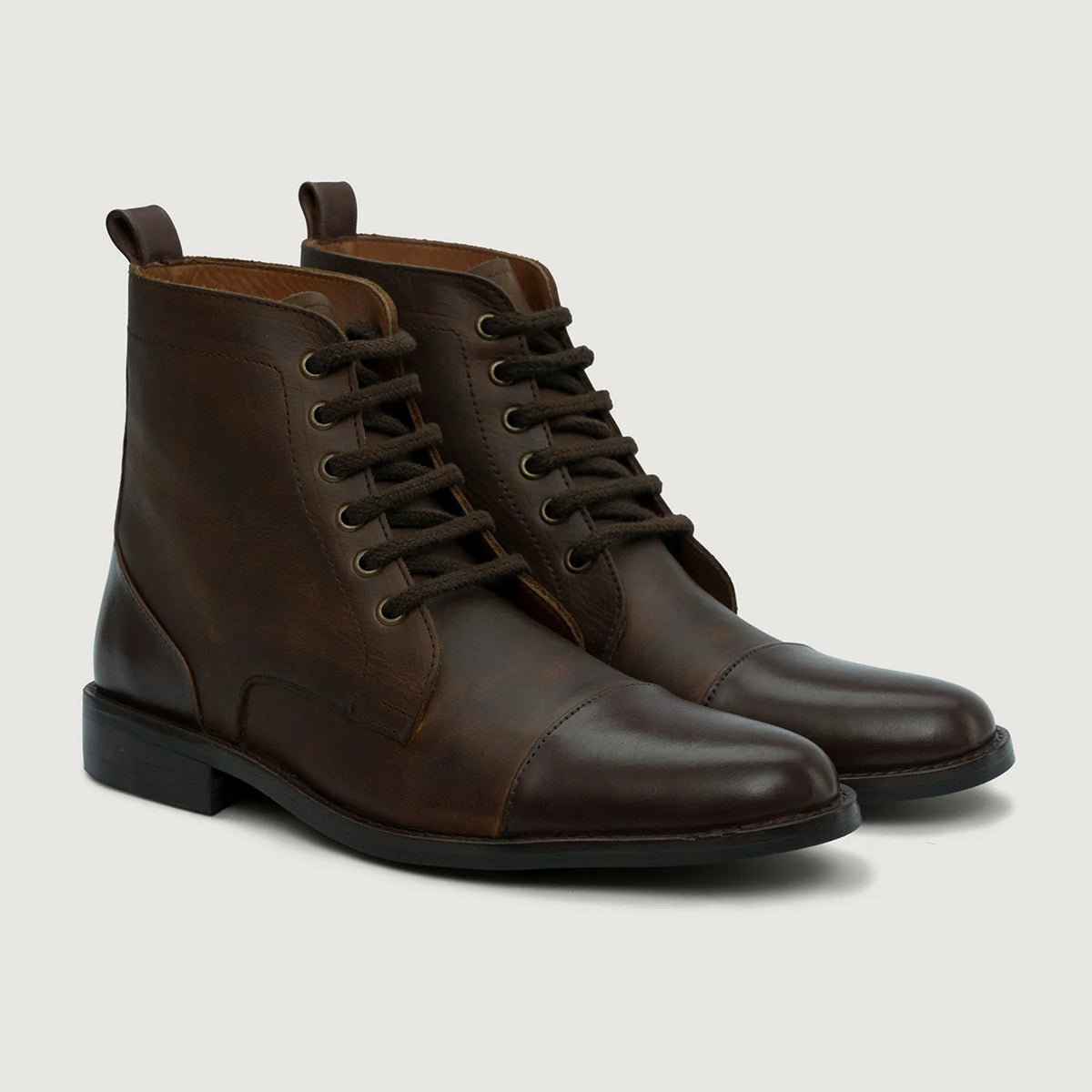 Knight Derby Hybrid Brown Leather Boots StudGuard For Men in Distressed Brown Full-Grain Leather - عرض جانبي | شراء أونلاين عبر المتجر الرسمي