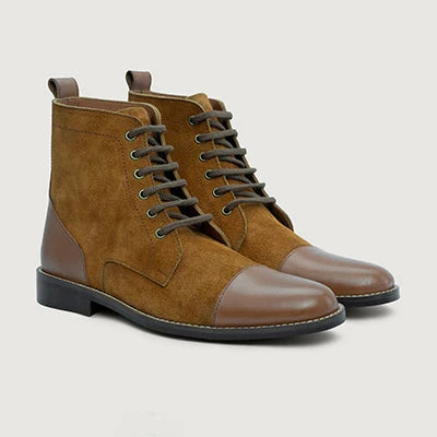 Knight Derby بيج تان & بني أحذية بوت جلدية - StudGuard رجالي in Brown Full-Grain Leather - عرض جانبي | شراء أونلاين عبر المتجر الرسمي