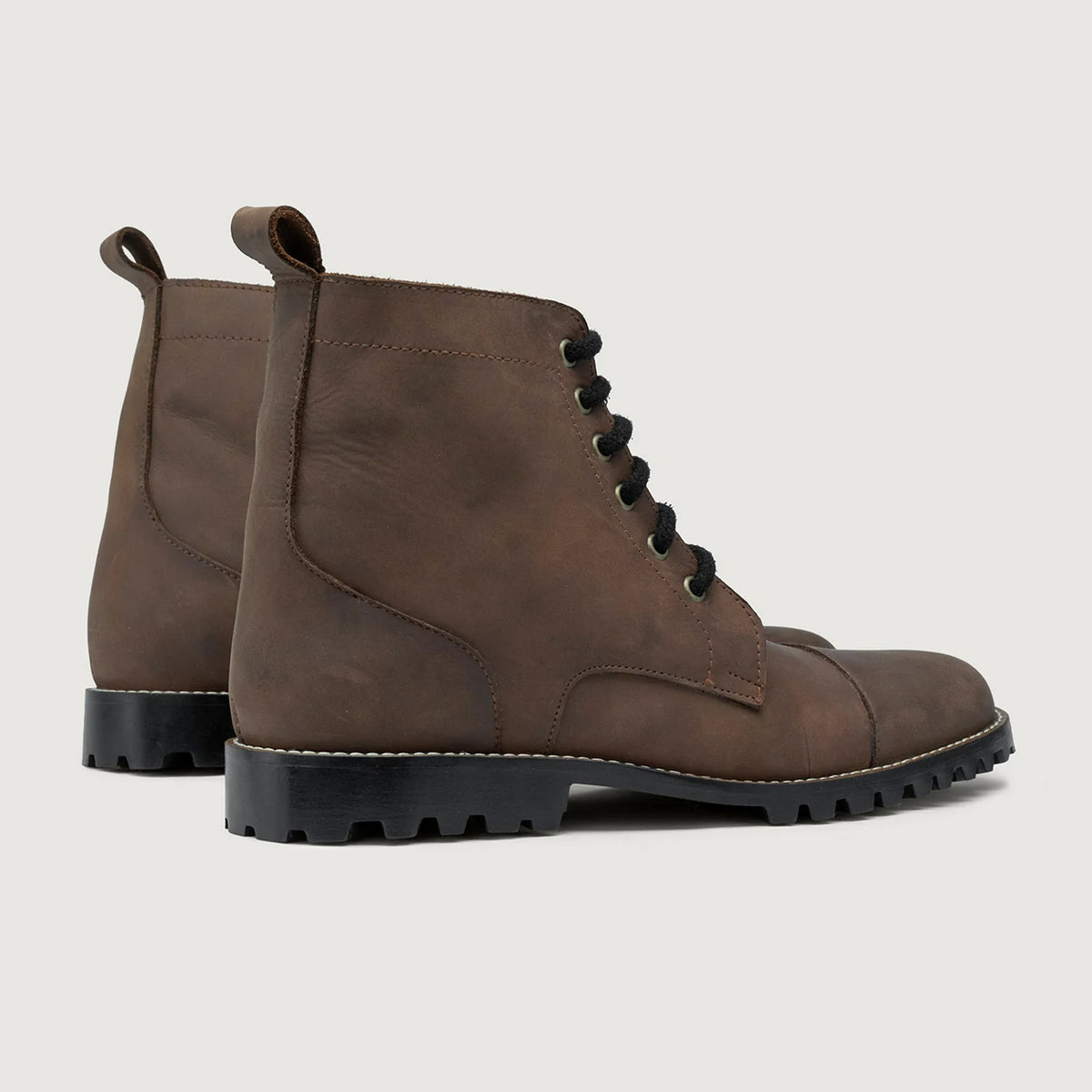 Knight Derby Waxed Brown Pullup Leather Boots TerraGrip For Men - دعامة الكعب المقواة وتفاصيل الخياطة المزدوجة الدقيقة