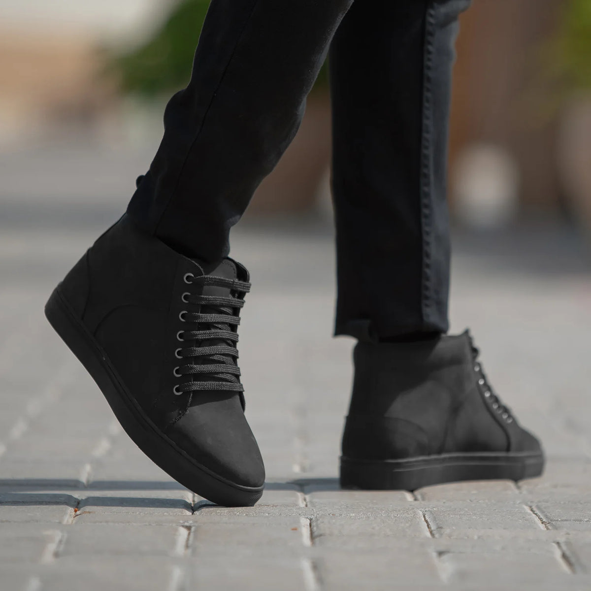Black Full-Grain leather Sneakers - بناء غوديير ويلت المتين وتفاصيل مقدمة الحذاء