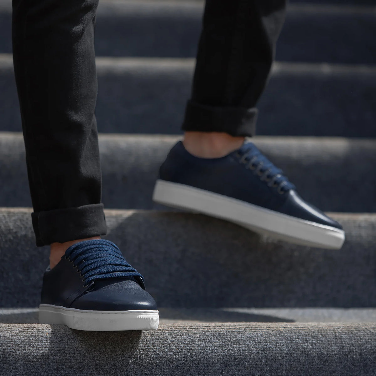Murphy Low Top Midnight أزرق سنيكرز جلدي كاجوال رجالي - دعامة الكعب المقواة وتفاصيل الخياطة المزدوجة الدقيقة