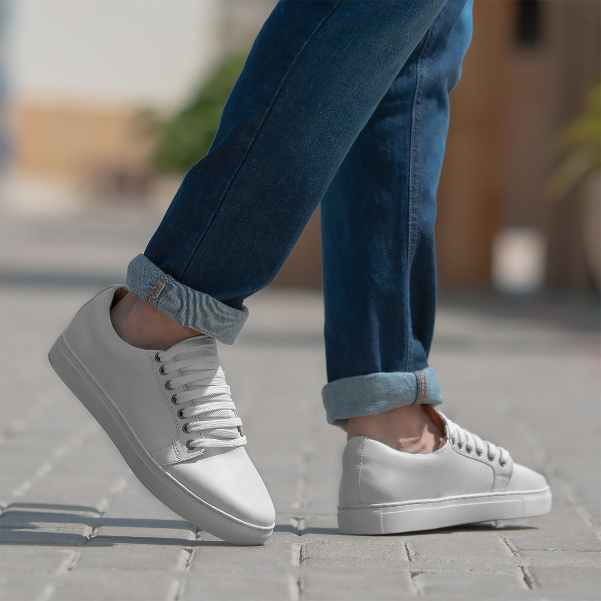 White Full-Grain leather Sneakers - بناء غوديير ويلت المتين وتفاصيل مقدمة الحذاء