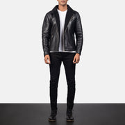 Close-Up Detail of Notch &amp; Zipper Hardware on Men's Alberto Shearling أسود جاكيت جلد رجالي