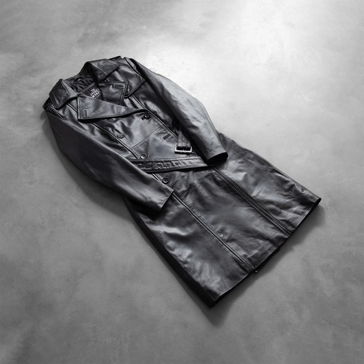 
مظهر الارتداء على موديل لـ  Alice Black Double Breasted Leather Coat على عارض أزياء - انسيابية طبيعية في ضوء النهار