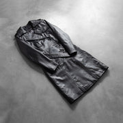 
مظهر الارتداء على موديل لـ  Alice Black Double Breasted Leather Coat على عارض أزياء - انسيابية طبيعية في ضوء النهار