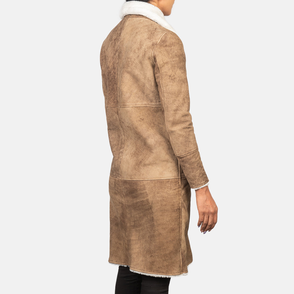 Close-Up Detail of Buckled Collar &amp; Button Hardware on Women's Alina Shearling بني معطف جلد نسائي