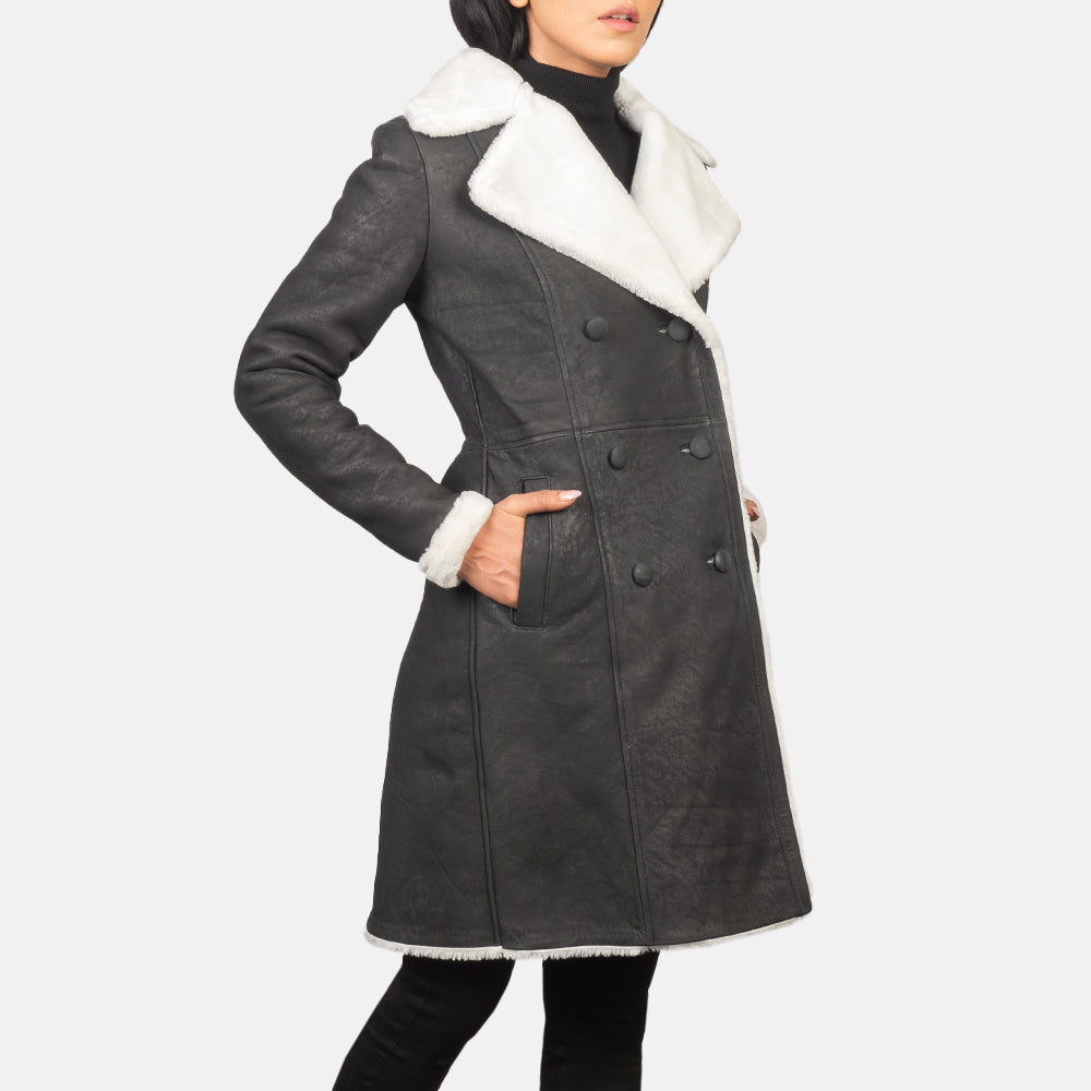 
Amie Black Double Breasted Shearling Coat - عرض جانبي يوضح قَصّة الأكمام المريحة