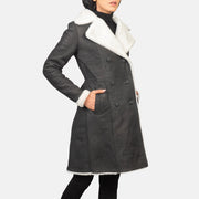 
Amie Black Double Breasted Shearling Coat - عرض جانبي يوضح قَصّة الأكمام المريحة