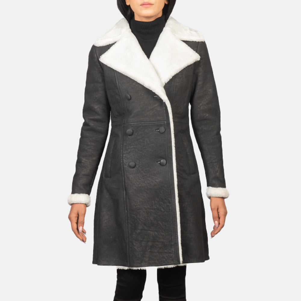 
تفاصيل مقربة of Notch & Leather Buttons Hardware on Amie Black Double Breasted Shearling Coat