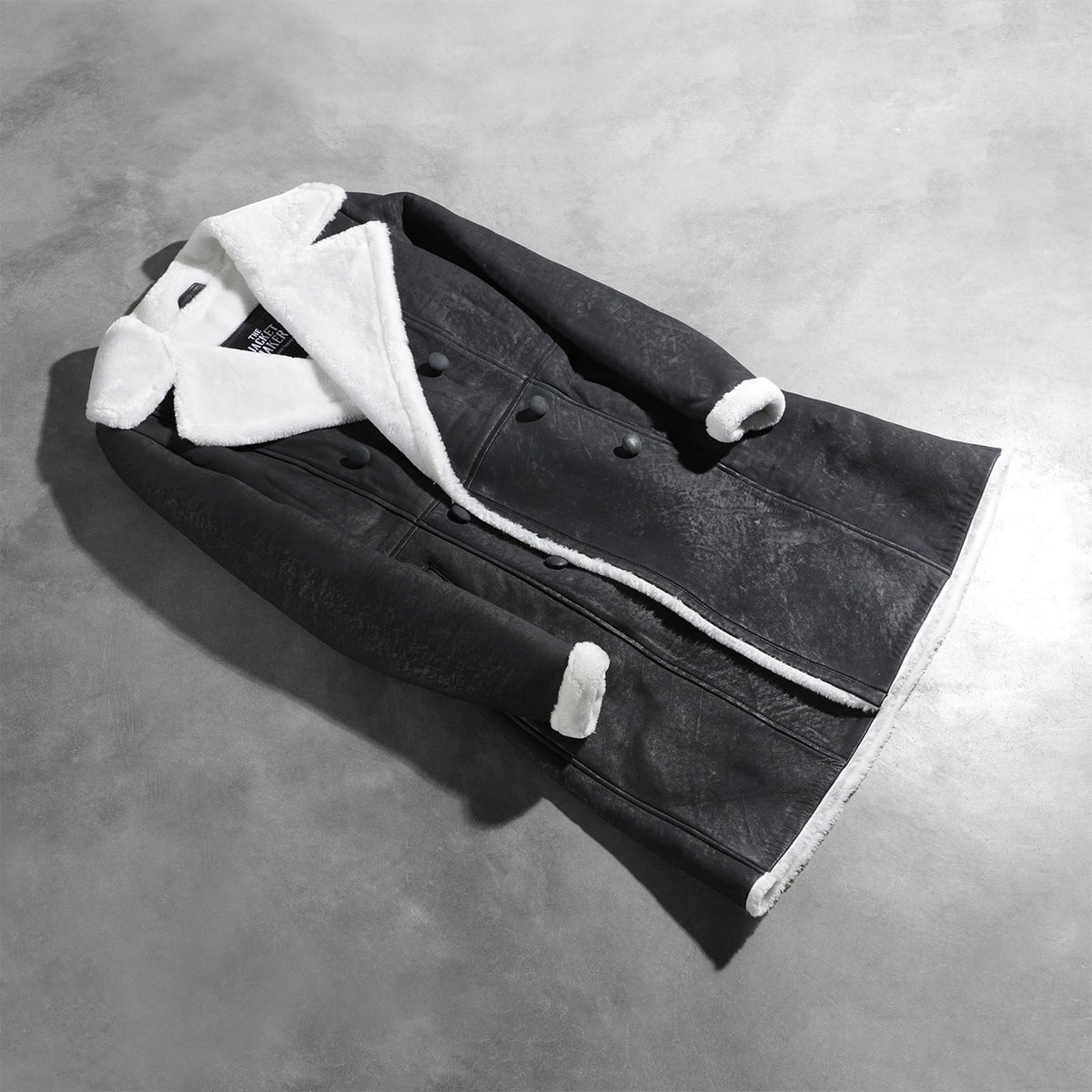 
مظهر الارتداء على موديل لـ  Amie Black Double Breasted Shearling Coat على عارض أزياء - انسيابية طبيعية في ضوء النهار
