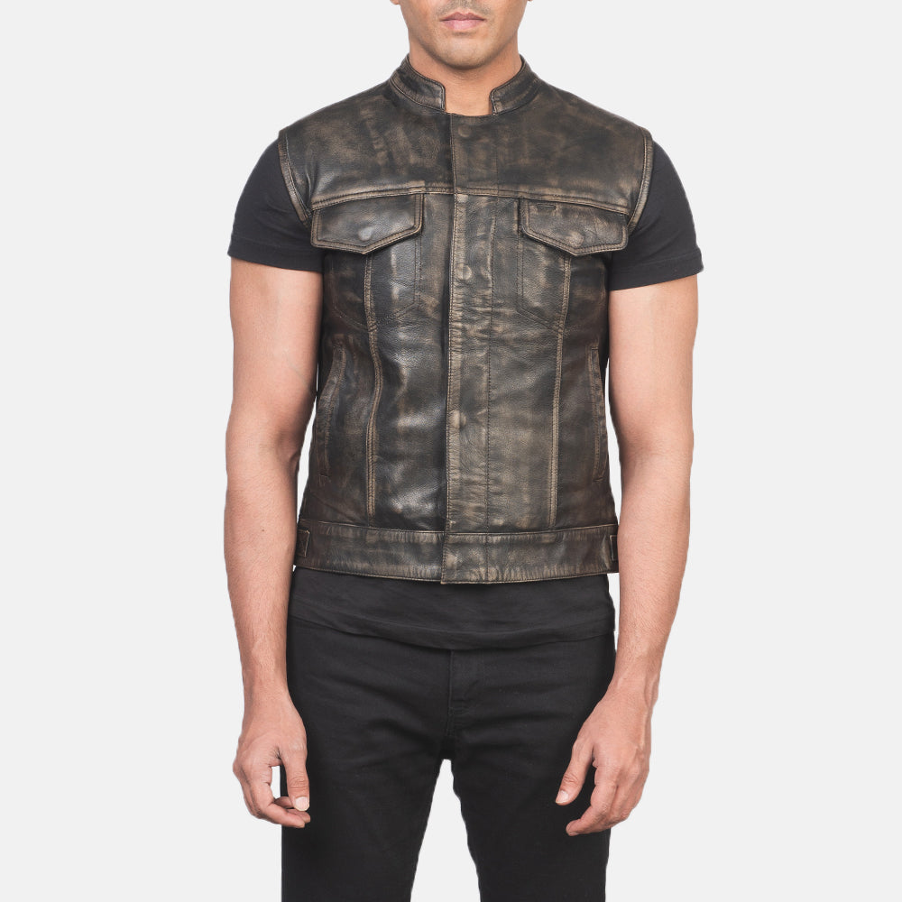 
تفاصيل مقربة of Band & Zipper with Button Flap Hardware on Atlas Moto Distressed بني صديري جلد رجالي