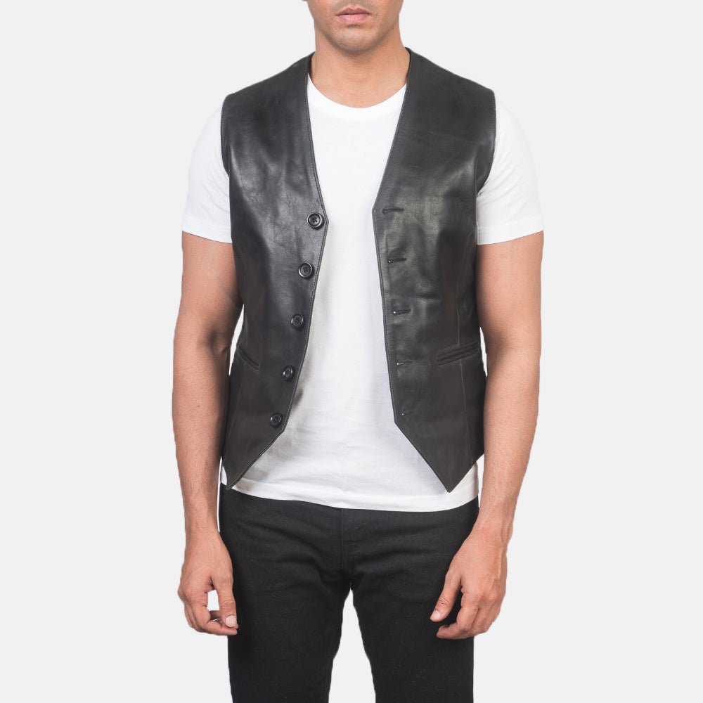 
Auden أسود صديري جلد رجالي in Black Cowhide Leather - عرض أمامي وقَصّة مفصلة أنيقة | شراء أونلاين عبر المتجر الرسمي