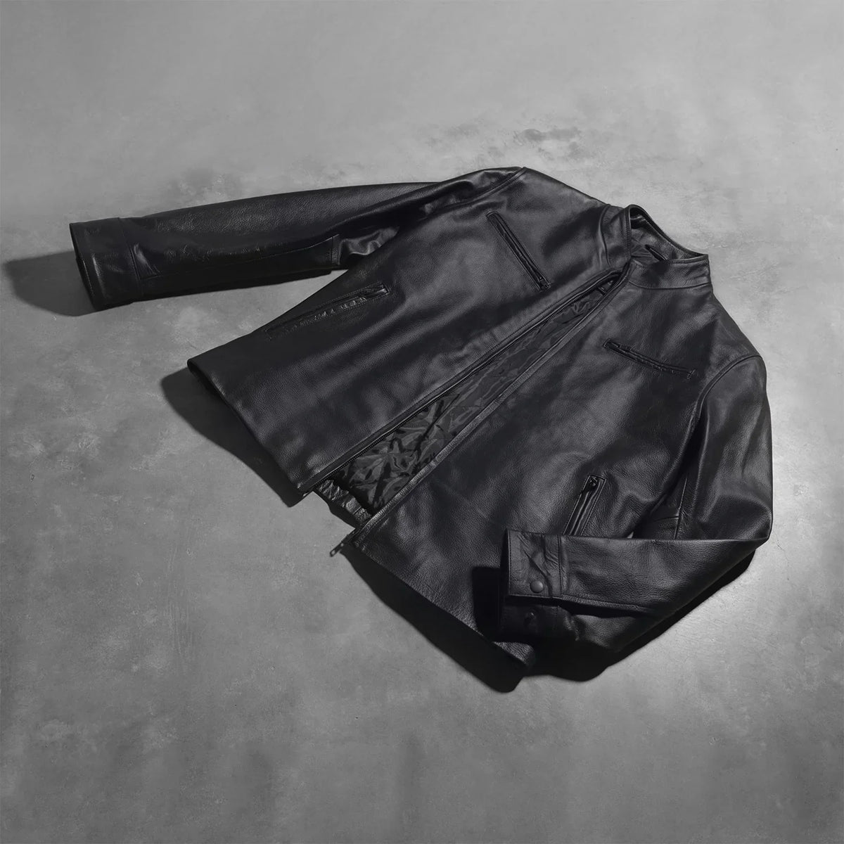 
Button & Hem Craftsmanship Construction Detail on Austere Matte أسود جاكيت بايكر جلد طبيعي رجالي