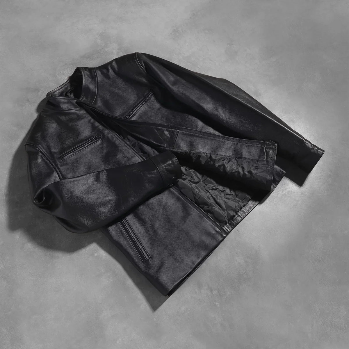 
مظهر الارتداء على موديل لـ  Austere Matte أسود جاكيت بايكر جلد طبيعي رجالي على عارض أزياء - انسيابية طبيعية في ضوء النهار