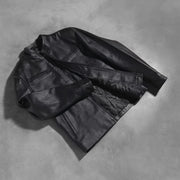 
مظهر الارتداء على موديل لـ  Austere Matte أسود جاكيت بايكر جلد طبيعي رجالي على عارض أزياء - انسيابية طبيعية في ضوء النهار