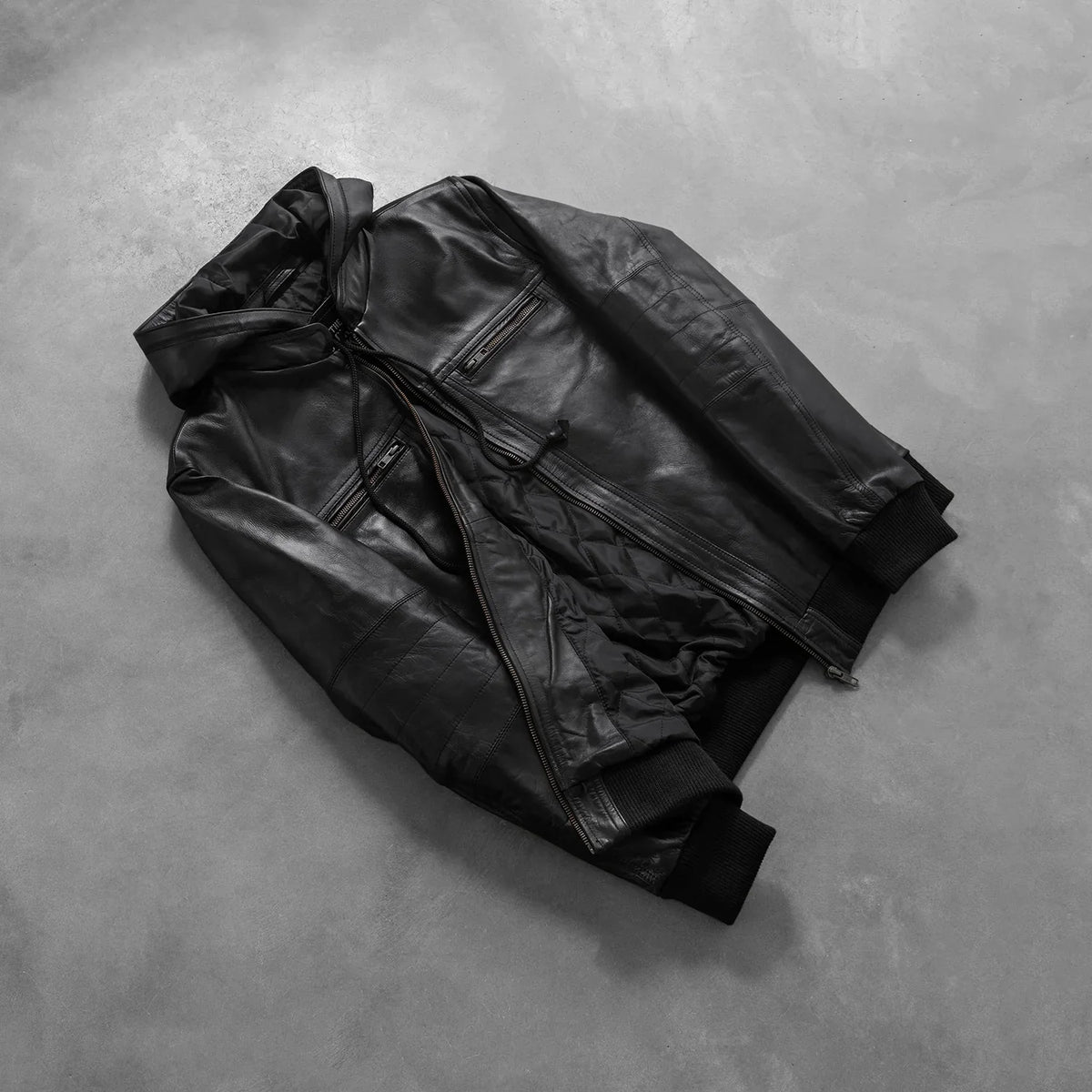 
مظهر الارتداء على موديل لـ  Bouncer Biz Black Leather Hooded Bomber Jacket على عارض أزياء - انسيابية طبيعية في ضوء النهار