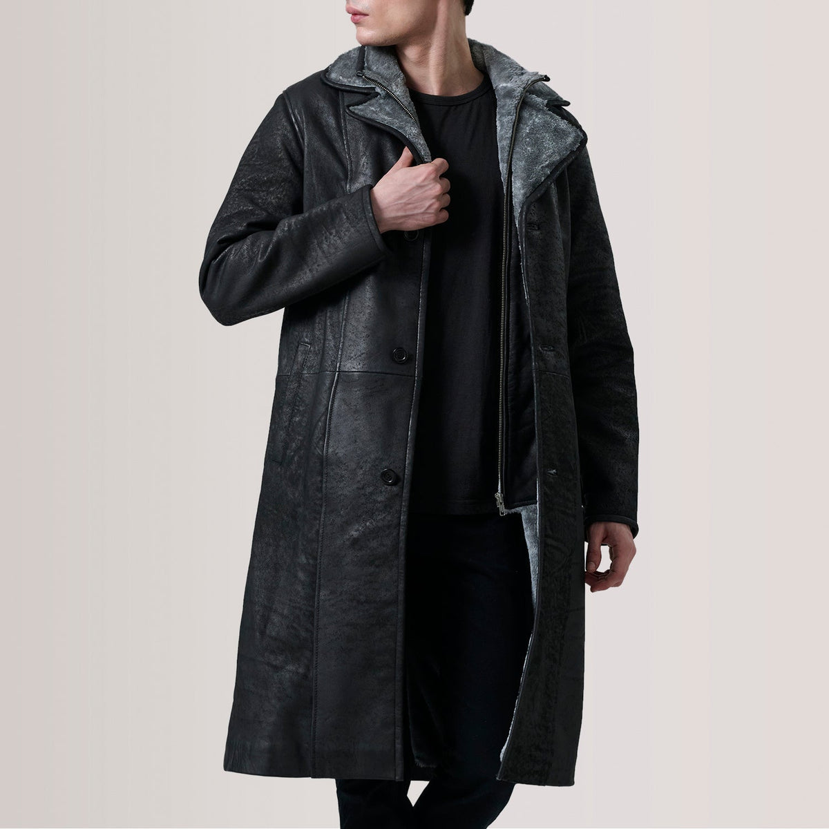 
Cai Distressed أسود Leather Shearling معطف جلد فاخر رجالي For Men in Distressed Black Sheepskin Snuffed - عرض أمامي وقَصّة مفصلة أنيقة | شراء أونلاين عبر المتجر الرسمي
