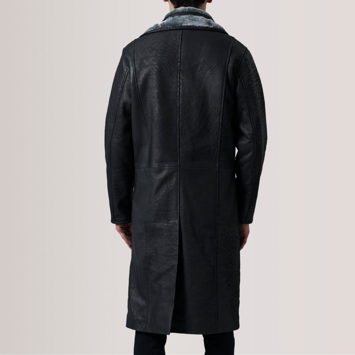 
تفاصيل مقربة of Notch & Button Hardware on Cai Distressed أسود Leather Shearling معطف جلد فاخر رجالي For Men