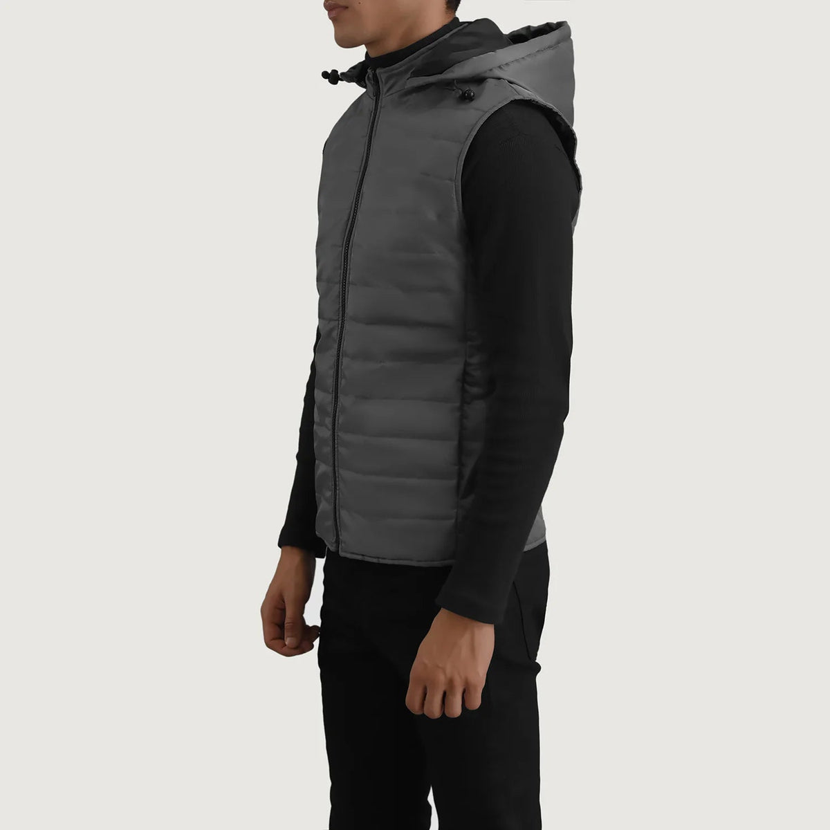 
Green Full-Grain leather Vest - عرض خلفي يوضح تفصيل الأكتاف المتقن والحاشية النظيفة