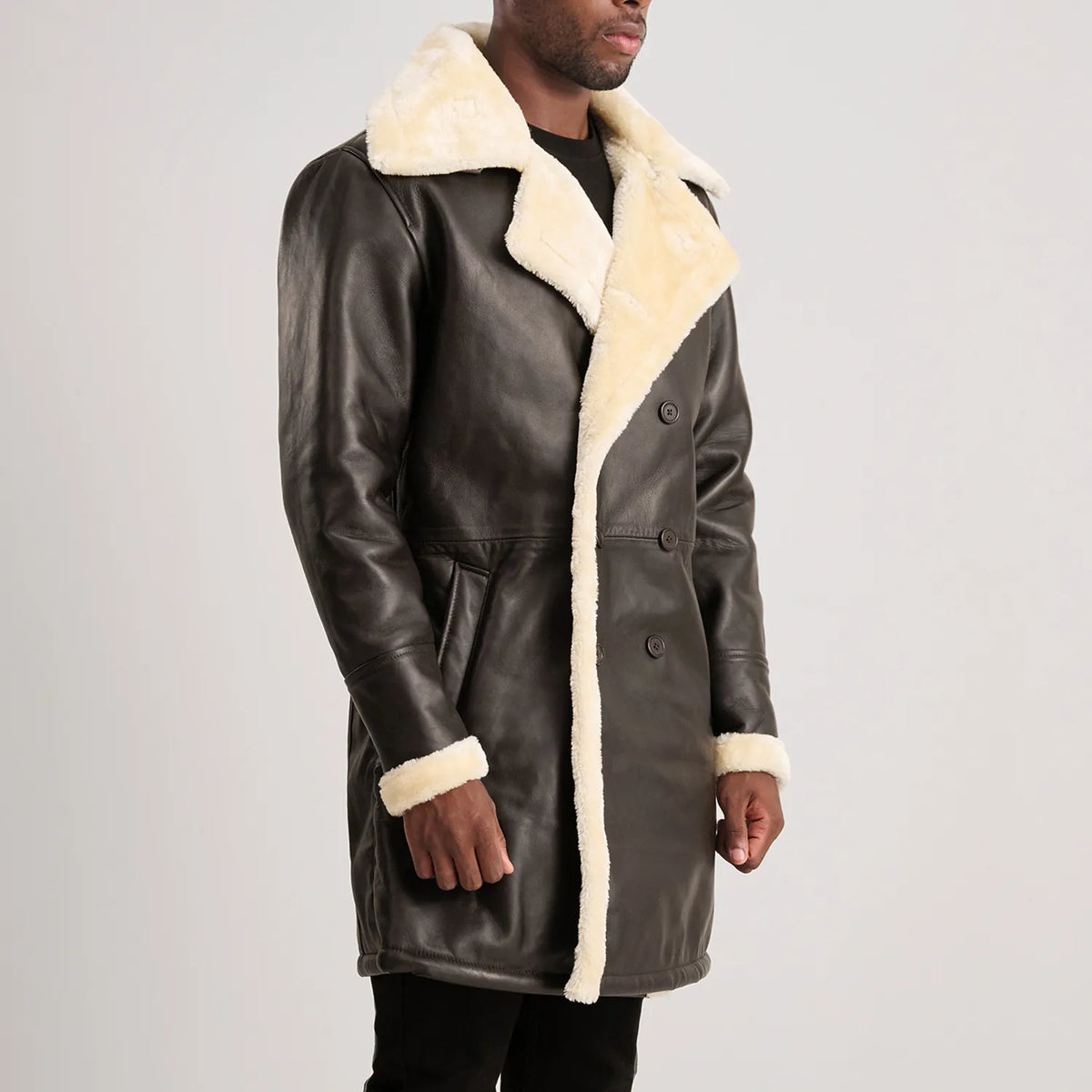 
مظهر الارتداء على موديل لـ  Charles Brown Suede Leather Shearling Double-Breasted Coat على عارض أزياء - انسيابية طبيعية في ضوء النهار