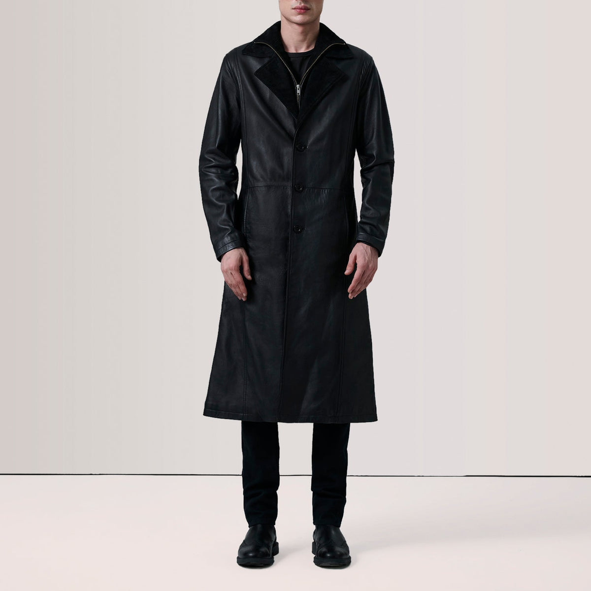 
Black Sheepskin leather Coat - عرض خلفي يوضح تفصيل الأكتاف المتقن والحاشية النظيفة