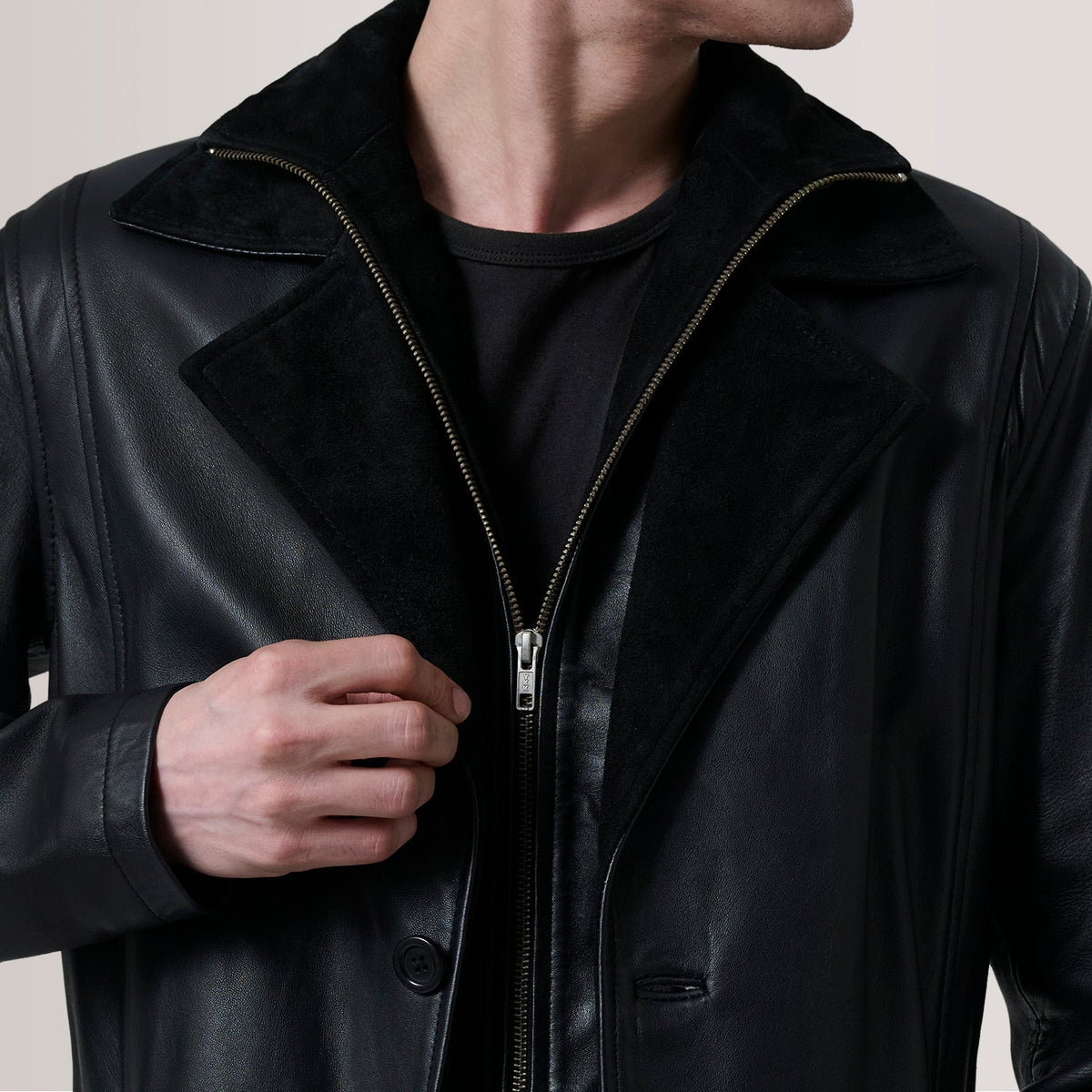 
عرض البطانة الداخلية Showing Quilted Polyester Lining & جيبان داخليان عمليان