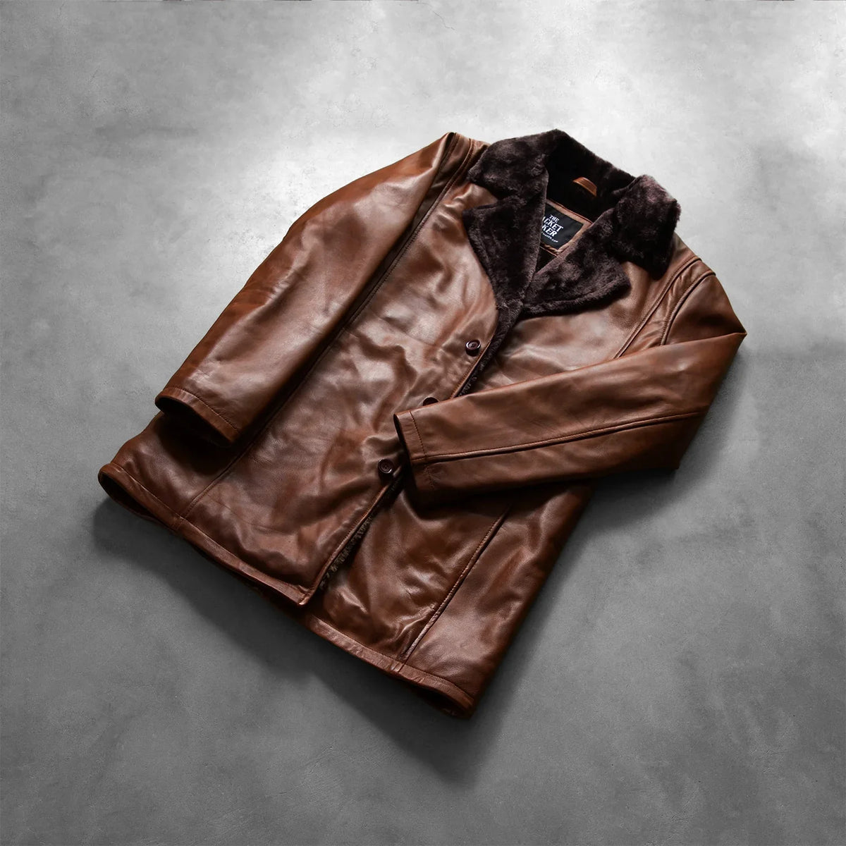 
Open Hem & Hem Craftsmanship Construction Detail on Cinnamon Distressed Leather Fur معطف جلد فاخر رجالي